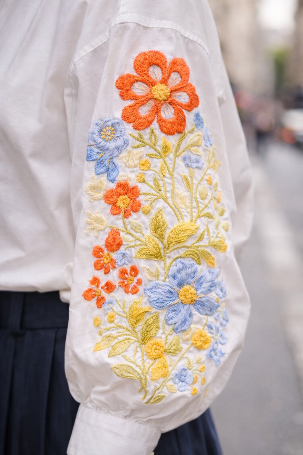 блуза с вышивкой на рукаве